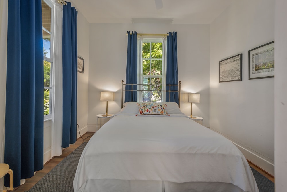 446orch 2 Bedroom Home by RedAwning view 2