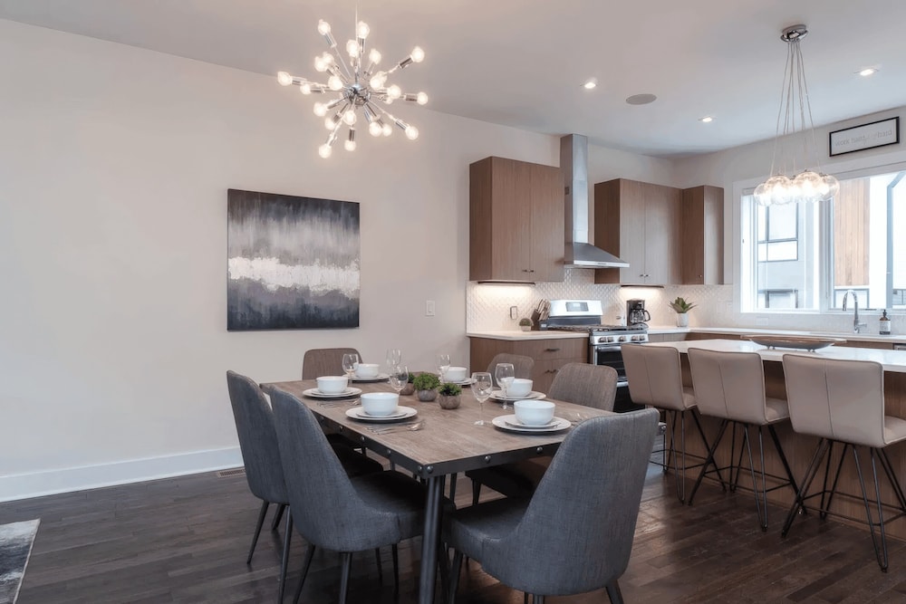 Luxe 4bdr w/ Balcony & Parking, 10 Mins to Broadway 9th Avenue by Avantstay