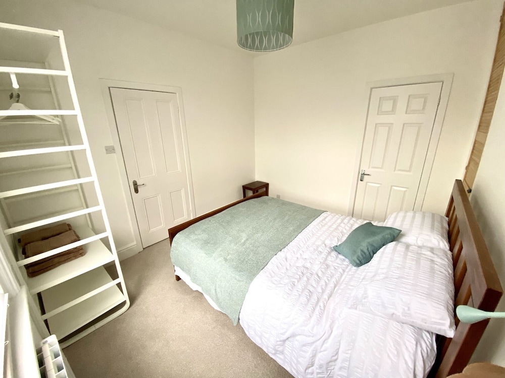 Spacious Two Bed Apartment in Poole view 4