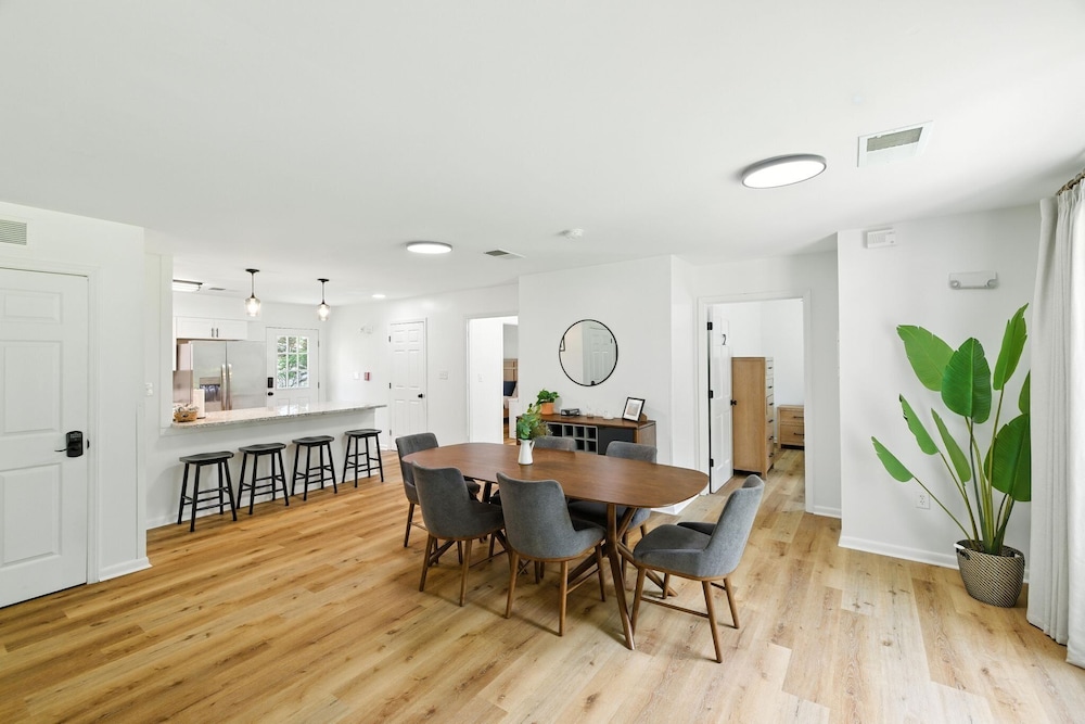 Family Getaway 9BR Open-concept Retreat