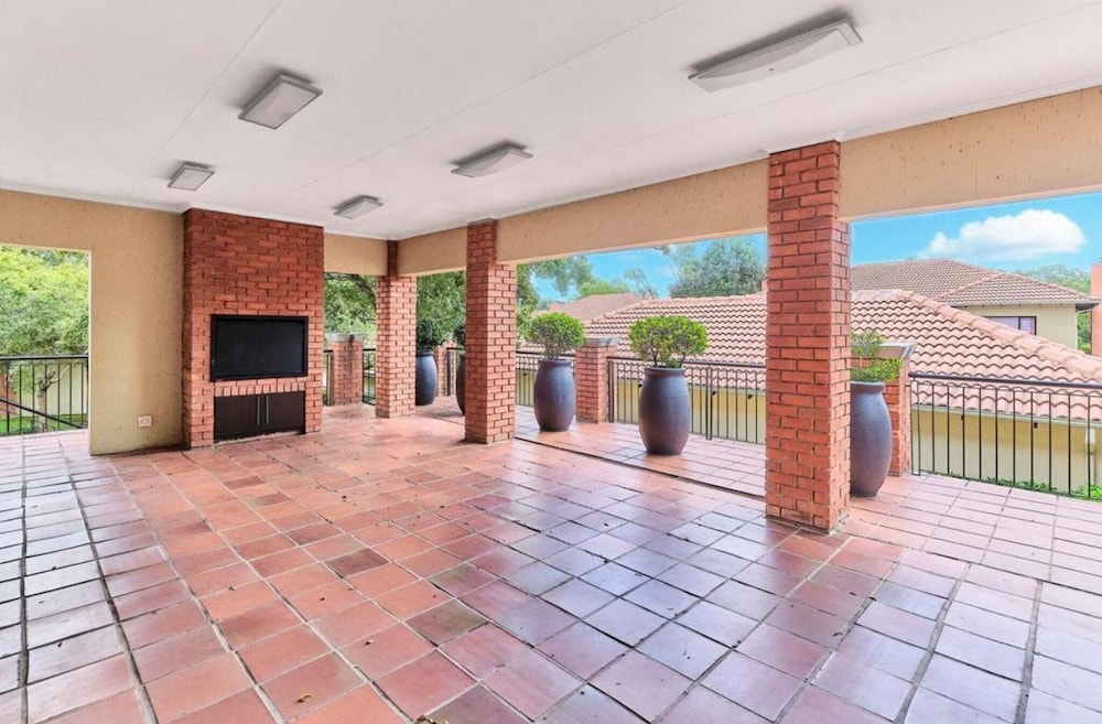 2 Bedroom Apartment Near Monte Casino