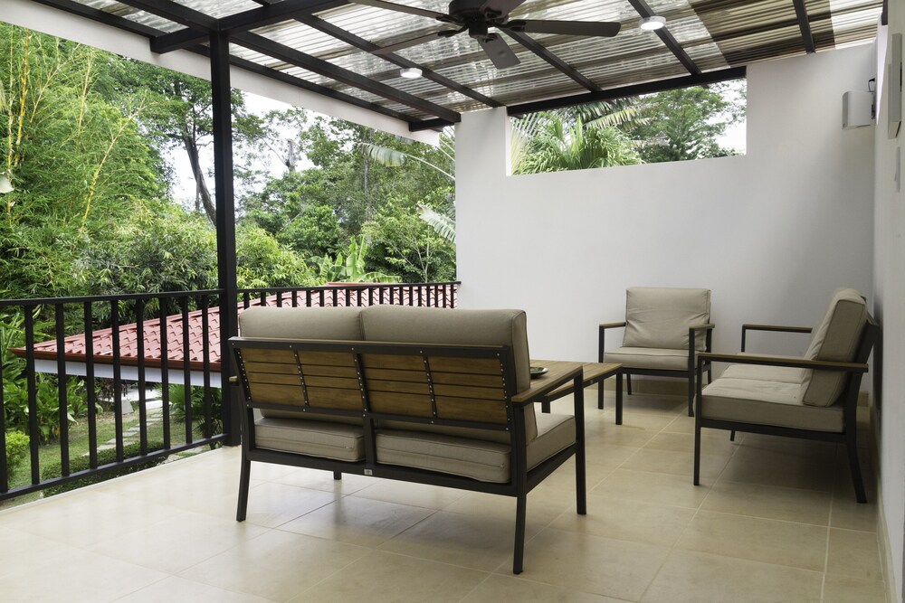 Heart of Jaco: Luxury Villa with Pool by RedAwning