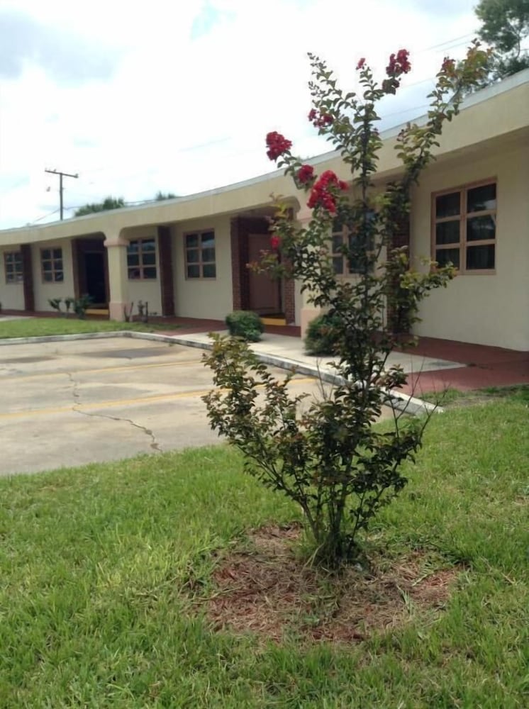 NASSAU HOLIDAY MOTEL