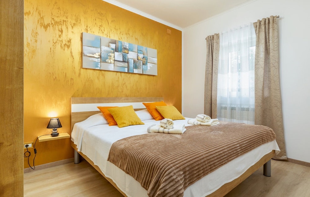Stylish Villa With Swimming Pool and Garden