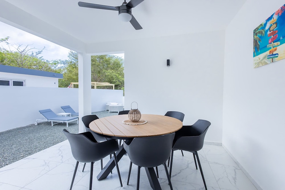 Modern Garden Villa Near Jan Thiel Mambo