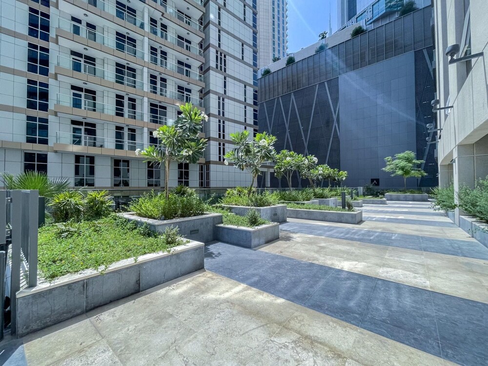 Luxe Apartments Near Dubai Mall, Burj Khalifa - Pool, Gym, & Parking
