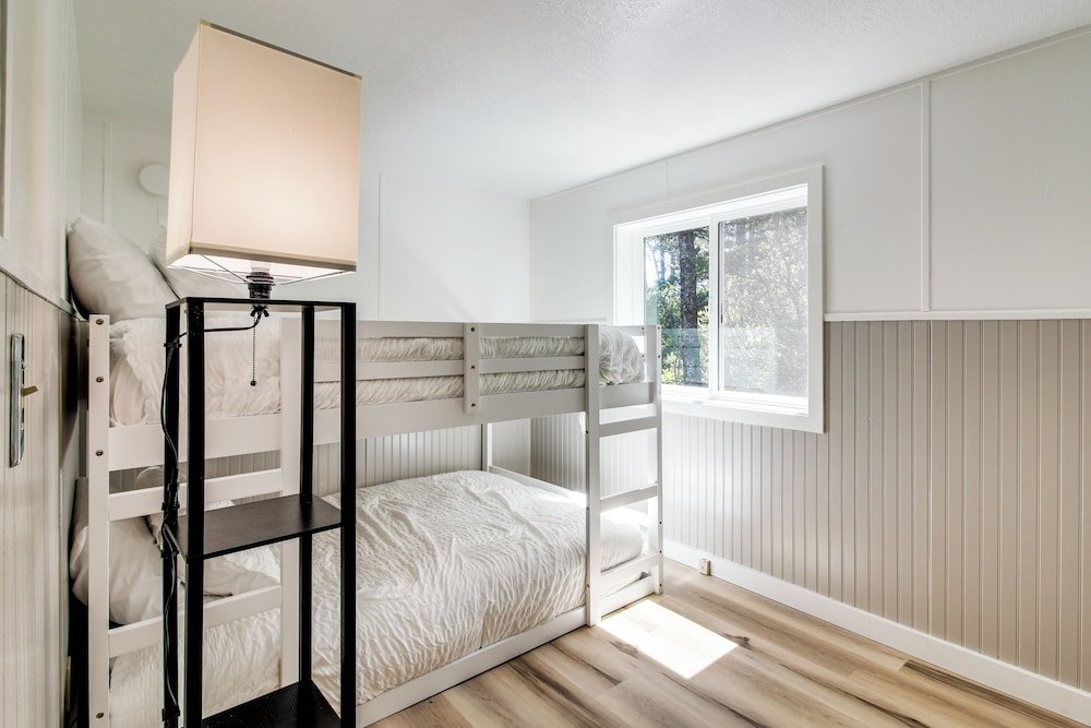 Quiet Lakefront Retreat < 2 Mi to Heceta Beach!