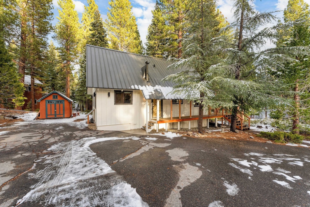 Cozy Modern Cabin w/ Sauna & Fireplace 5 Mins to Lake Peaceful Tahoe Retreat by Avantstay