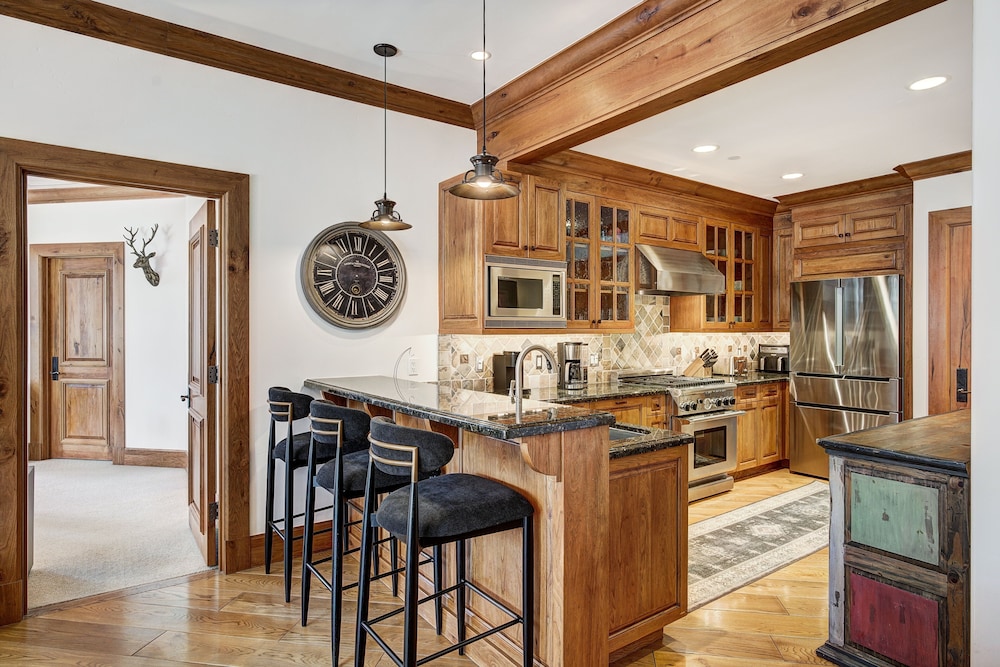 Ski-in Ski-out 1 Bdr+den In Exclusive Horizon Pass 1 Bedroom Condo by RedAwning