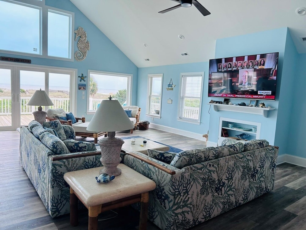 Serenity's Star 4 Bedroom Home by RedAwning