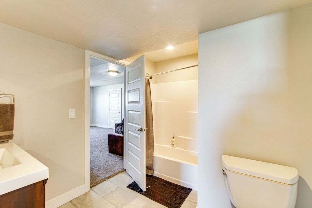 Panoramic Views: Spacious Home in Cedar City!