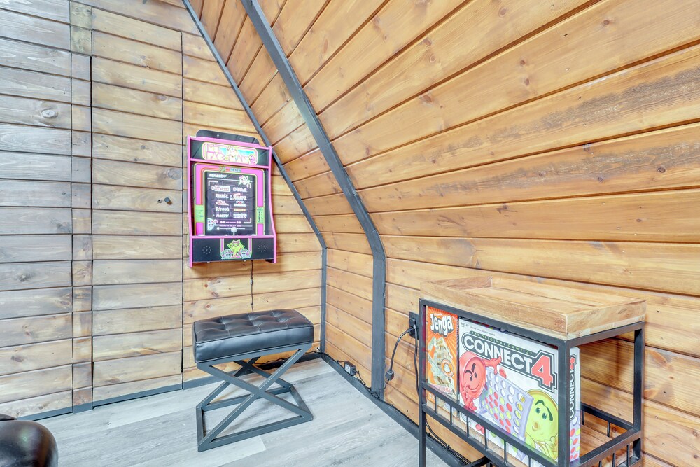 9 Mi to Big Boulder Mtn: A-frame Cabin w/ Hot Tub