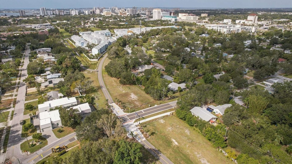 Downtown Sarasota Private Vacation Home - Minutes To Beaches, Beautiful Backyard, And Pet-friendly! 3 Bedroom Home