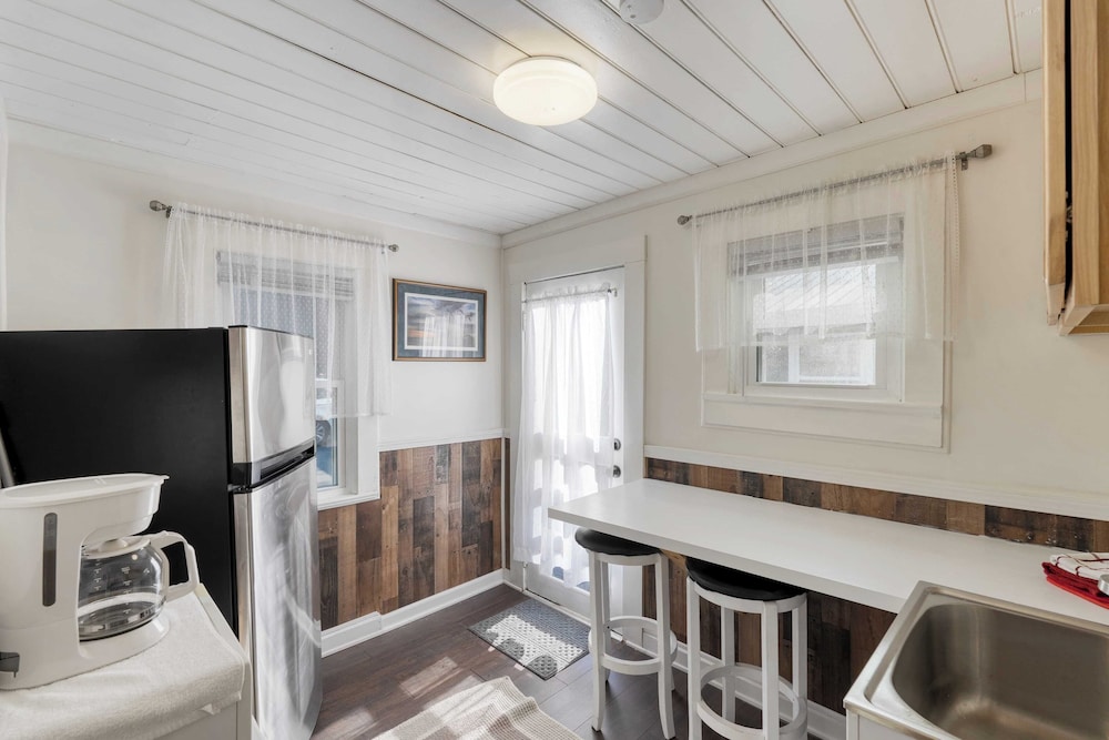 Creekside Haven by Avantstay Hot Tub, Fire Pit, Outdoor Dining Area Nestled Next to Creek