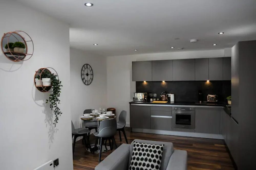 Spacious 2 Bedroom Flat with Balcony Close to Train Station view 5