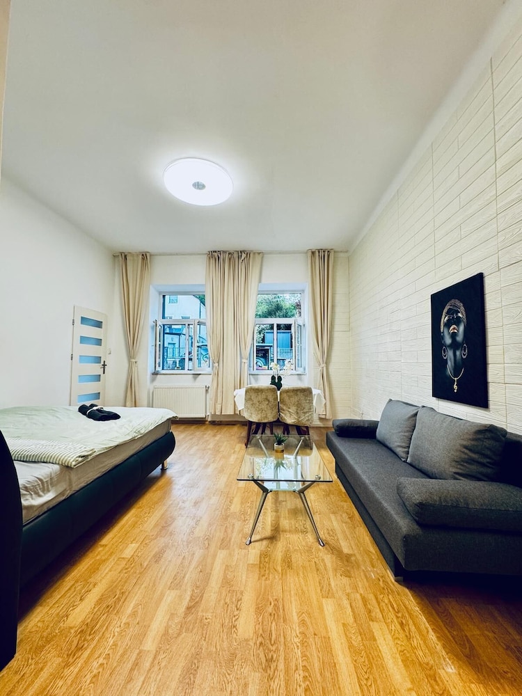 Lovely 2BR for 5 Peaceful Central Stay