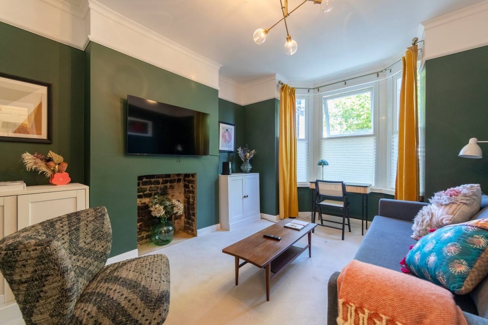 Charming 1 Bedroom Apartment in Shepherds Bush With Patio Area