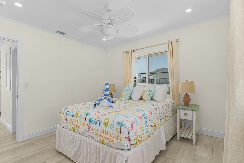920 Bay Breeze Bungalow: Stunning Bay View Home W/ Heated Pool! 2 Bedroom Home
