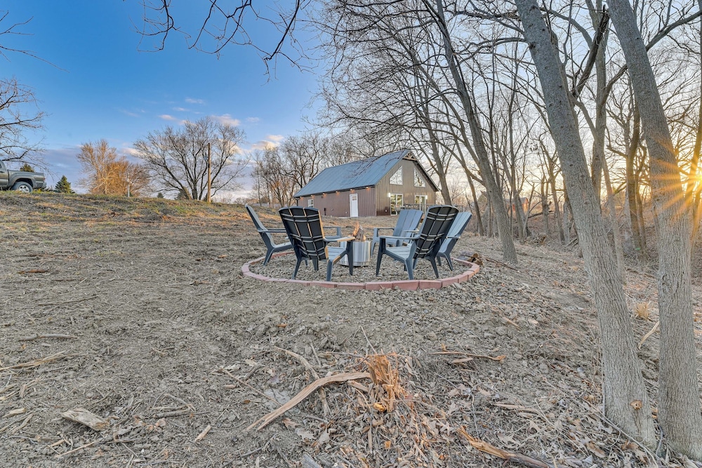 Hot Tub, Water Access: Cabin Near Lake Red Rock!