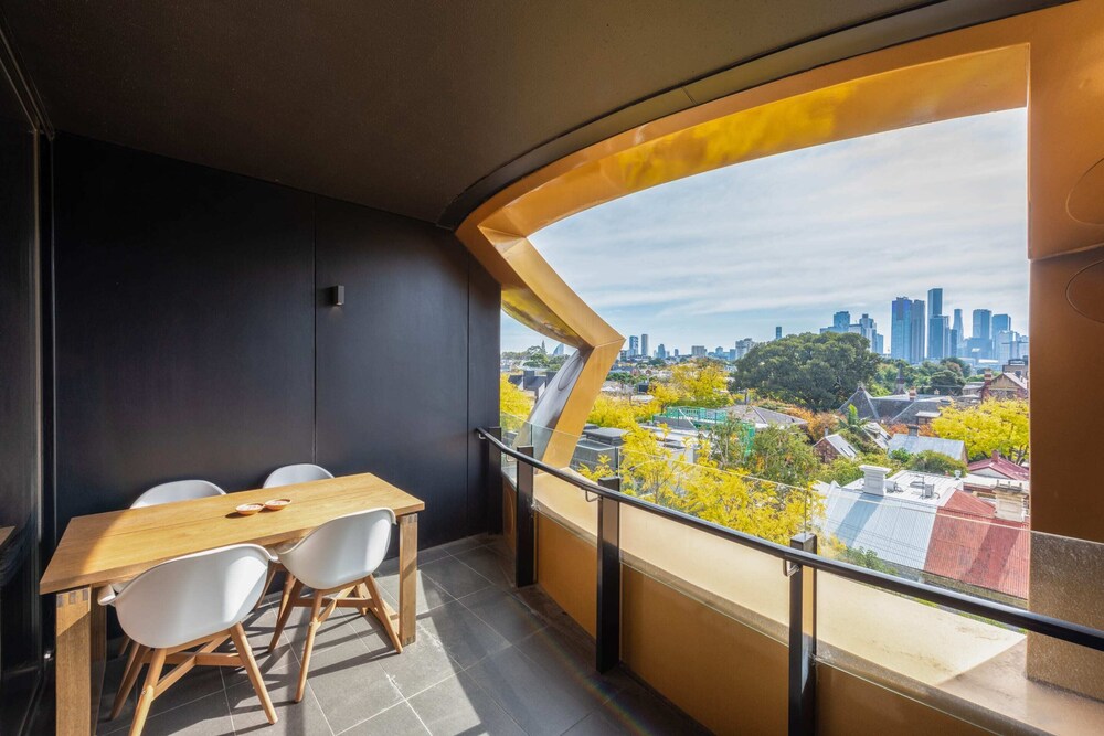 2-bed in South Melbourne w/ Beautiful City Views