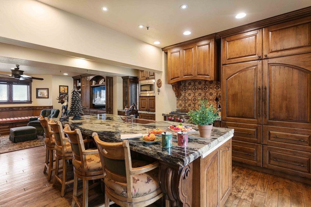 1617 - Six Bedroom plus Den Lakeside 6 Condo