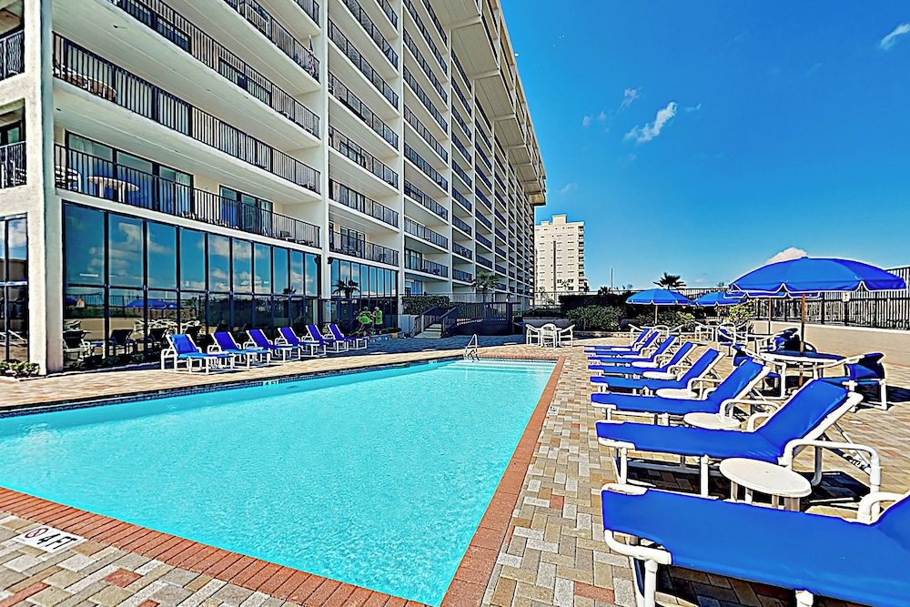 Gulf-view 3BR w/ Gourmet Kitchen, Tennis & Pools