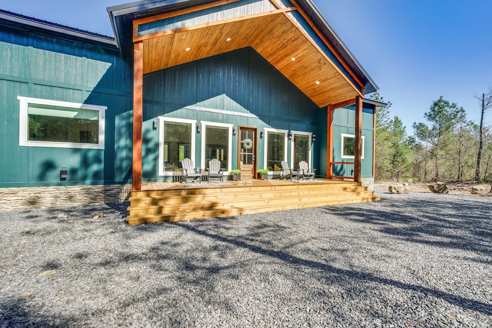 Broken Bow Cabin ~ 5 Mi to State Park w/ Hot Tub!