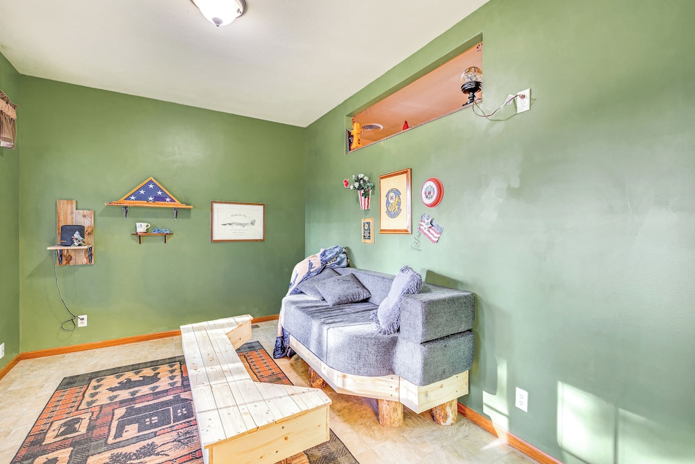 5 Mi to Town: Mtn-view Gem w/ Deck in Hot Springs