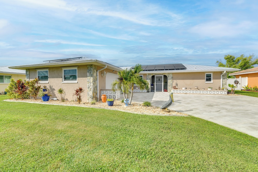 Fish, Swim & Relax: Canal-front Port Charlotte Gem