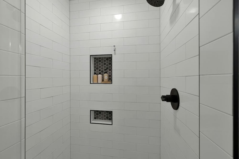 Rojo-charming Unit Walking Distance to Main St!