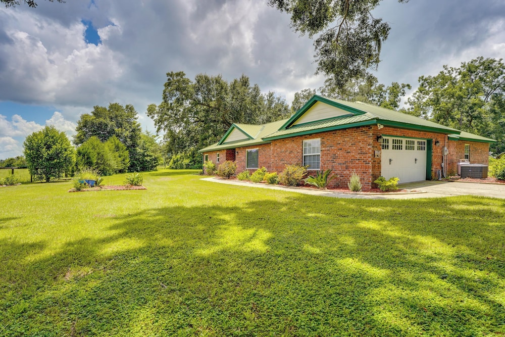 Welcoming Home w/ Yard on 20 Acres in High Springs
