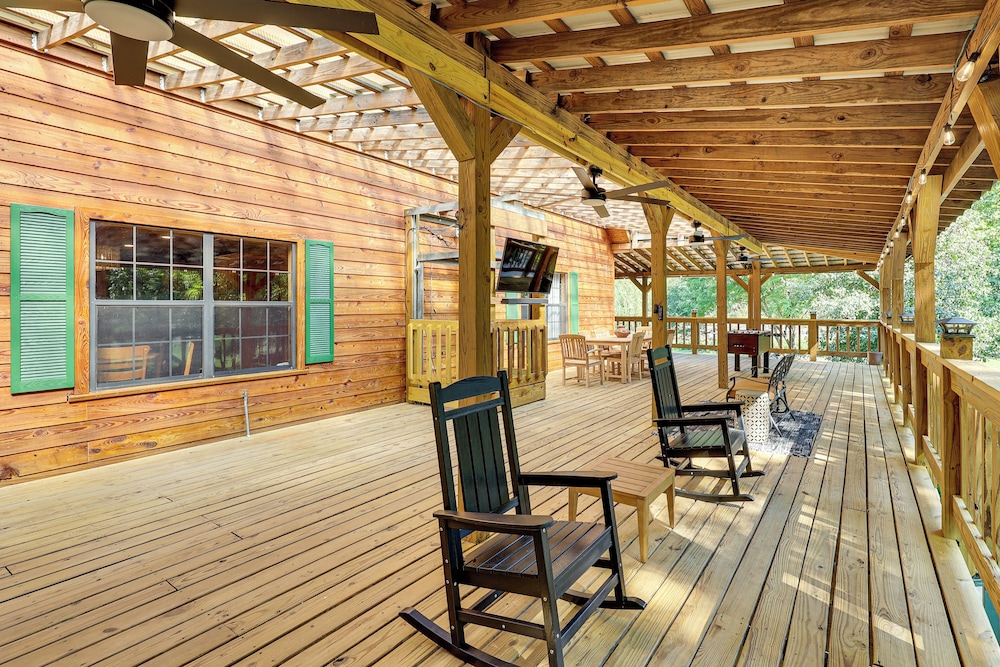 Creek Access, Games: Family-friendly Royal Retreat