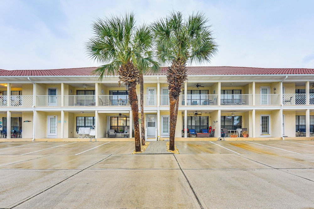 Walk to Pool & Beach: PCB Resort Getaway w/ Porch