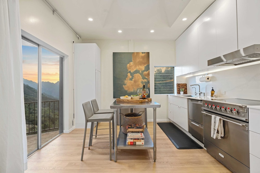 Sleeps 10, Luxe 2 Homes Malibu Hills Retreat Cielo Estate by Avantstay