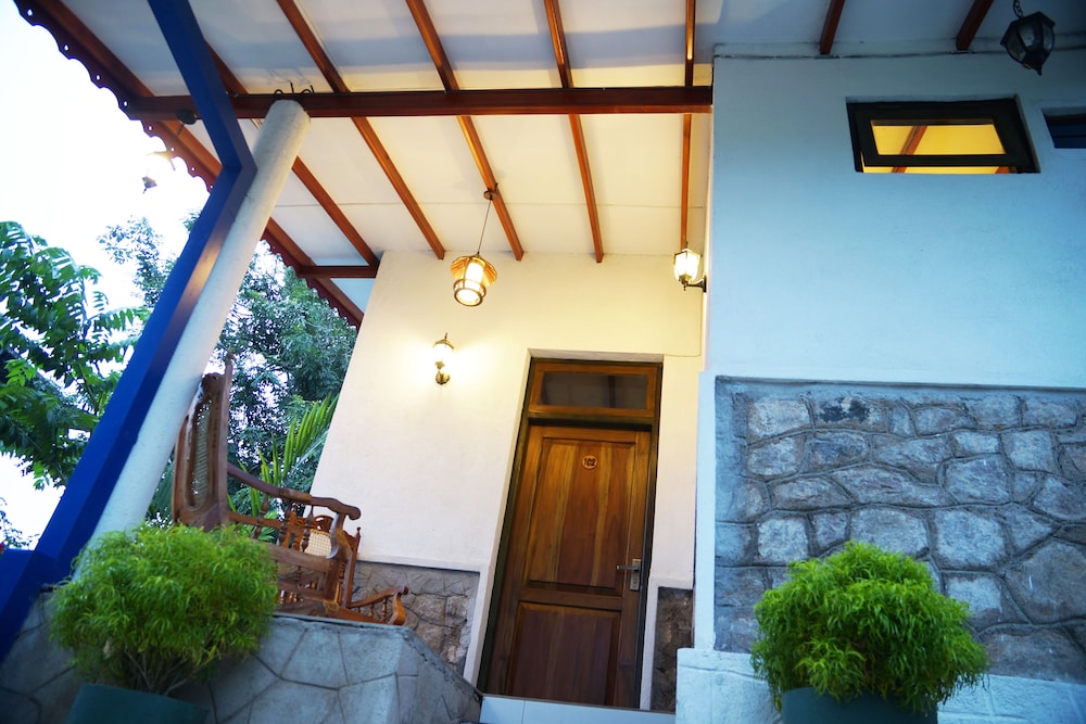 Moon Hills Hotel