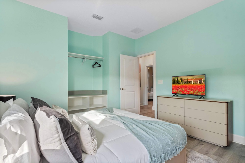 Grand 15-bedroom Villa -magical Themes, Pool & Game Loft, Lakeview - Image 5