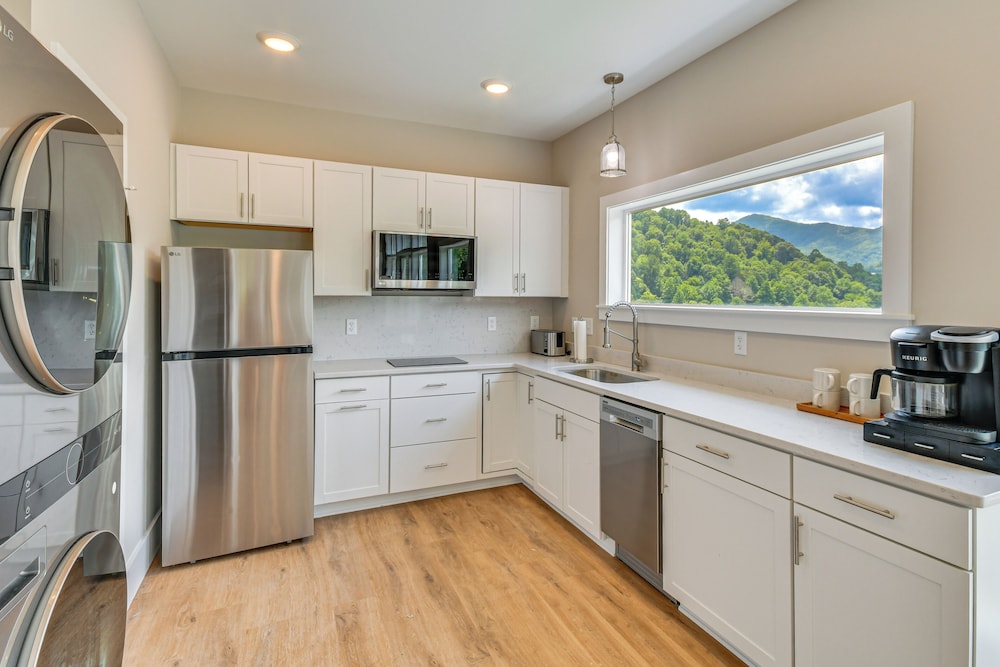 Hike & Ski: Mtn-view Retreat in Maggie Valley!