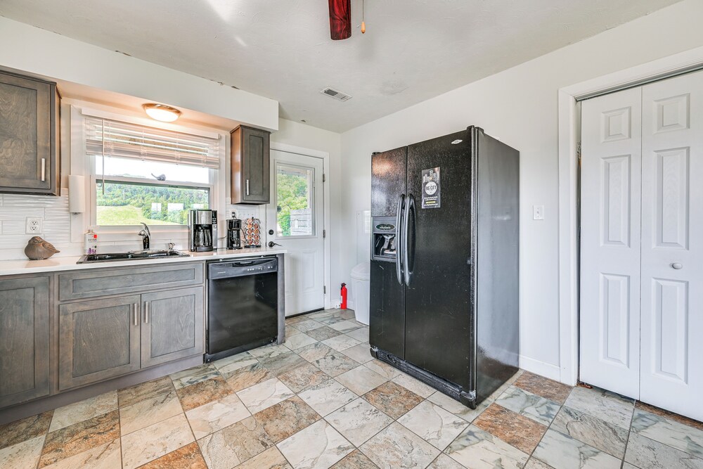 Near Dtwn Somerset: Tranquil Getaway w/ Fire Pit