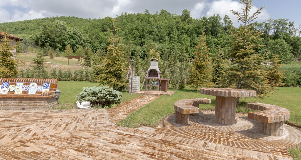 JOIVY Superb Villa For 7 W/Backyard And Bbq Area In Vaccarezza view 4