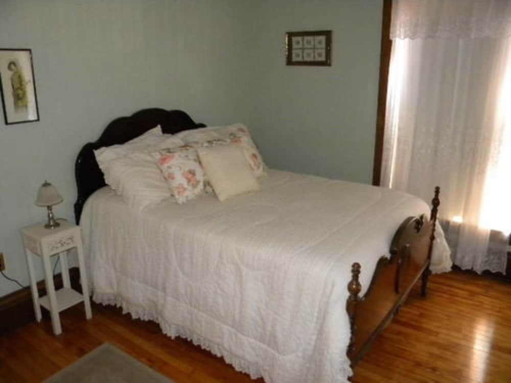 The Decker House Bed & Breakfast view 5
