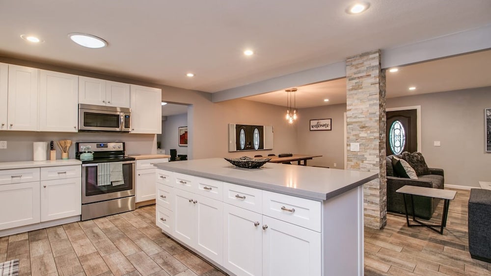 Modern Chic Old Town Scottsdale Home W/pool & Gym!
