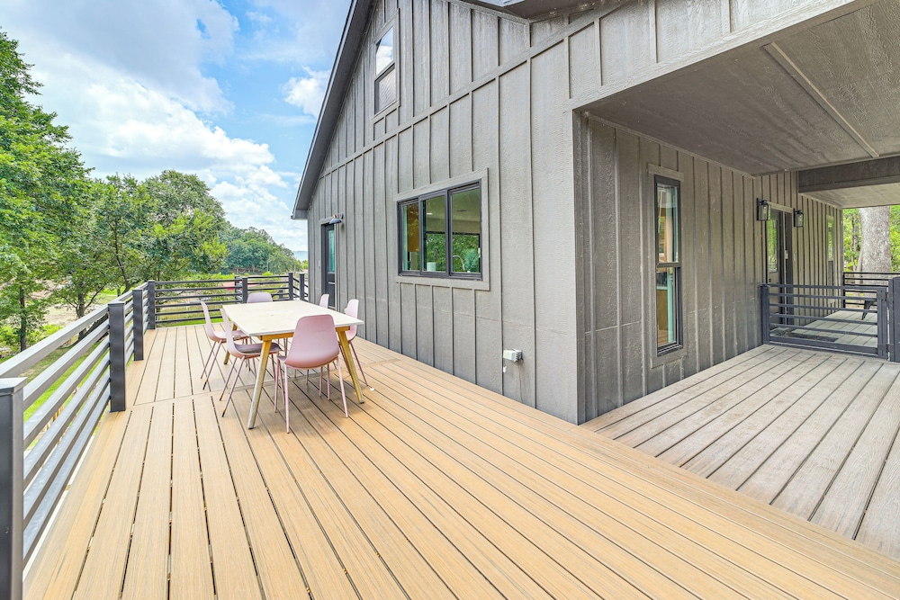 Family Fun! Lake Eufaula Home w/ Wraparound Deck