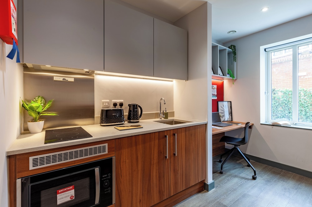 Students Only Straits Egham - 40 mins to Waterloo - Direct Bus to Heathrow