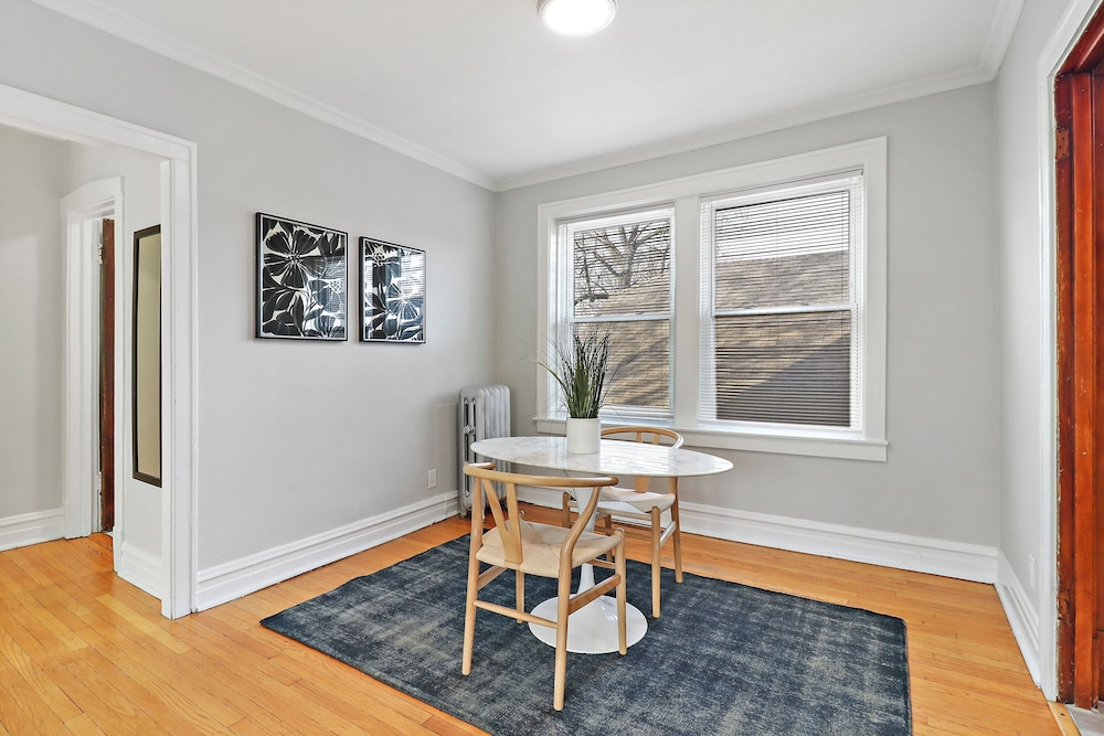 1BR Airy Apt- Barry 2
