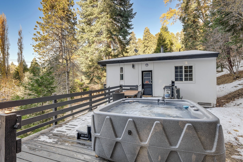 Lake Arrowhead Hideaway w/ Deck & Hot Tub