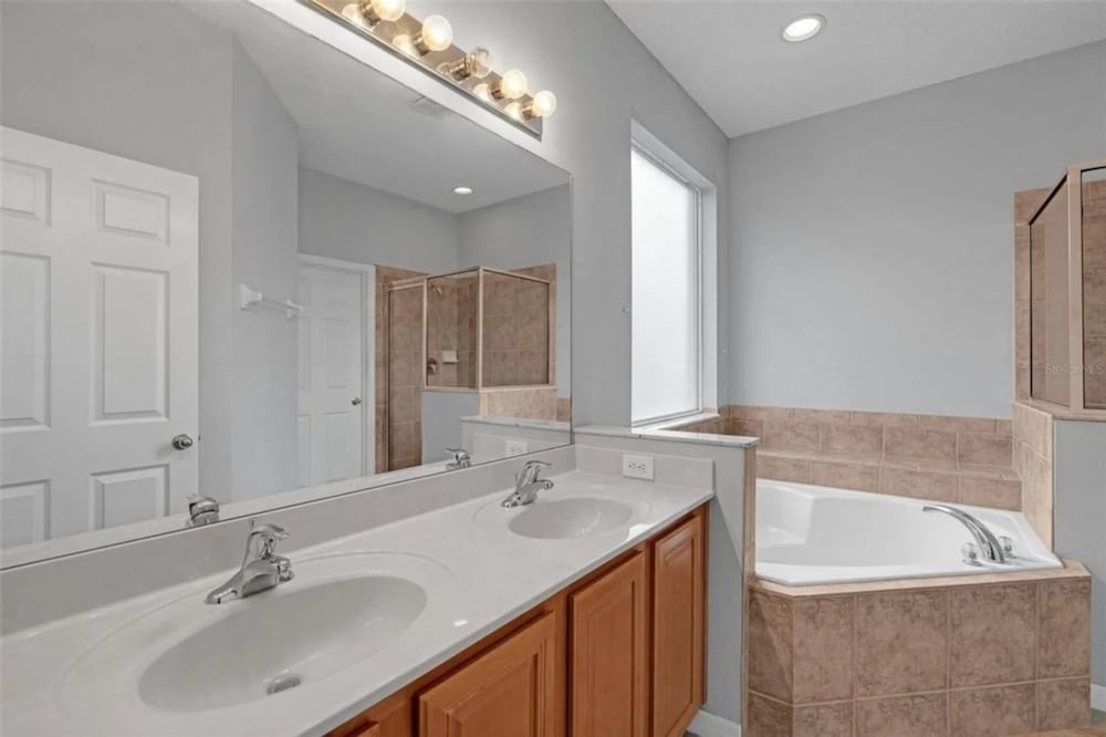 Six Bed Pool Villa in Resort -close to Disney