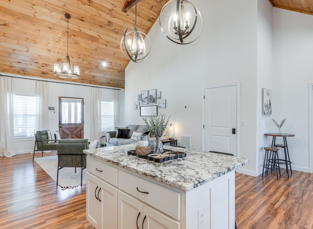 Ellijay Home 4 Mi to Dtwn: Hot Tub & Resort Perks!