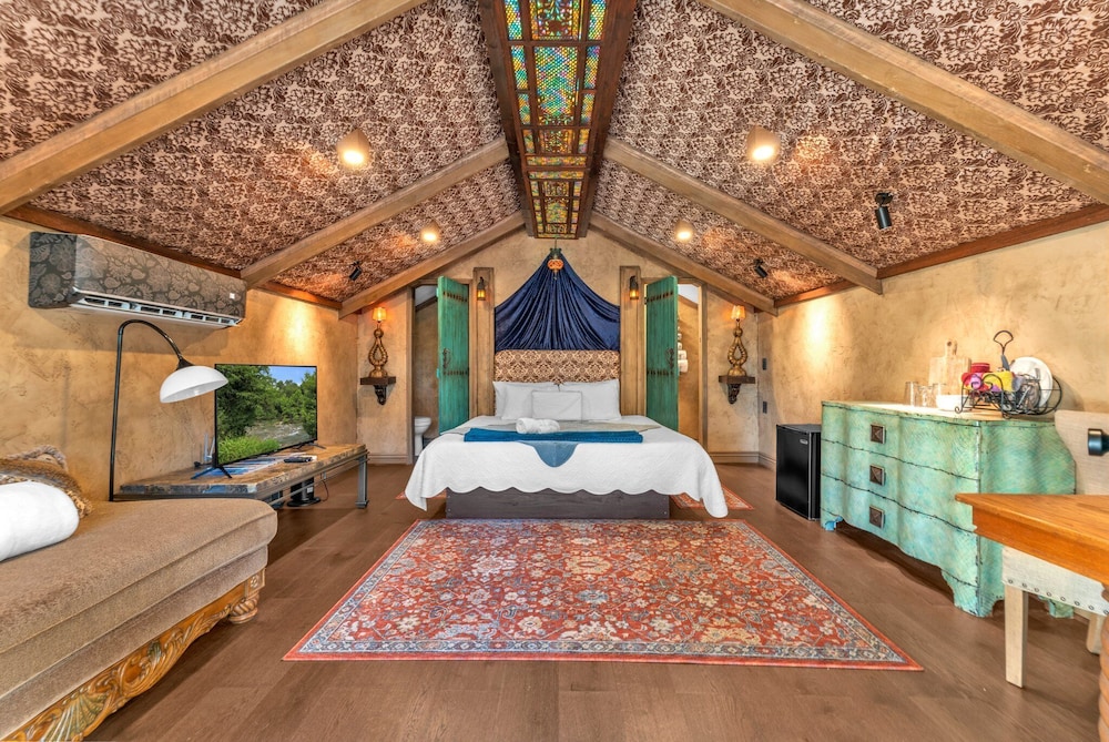 Tranquil Retreat W/hot-tub 10-mins to Downtown!