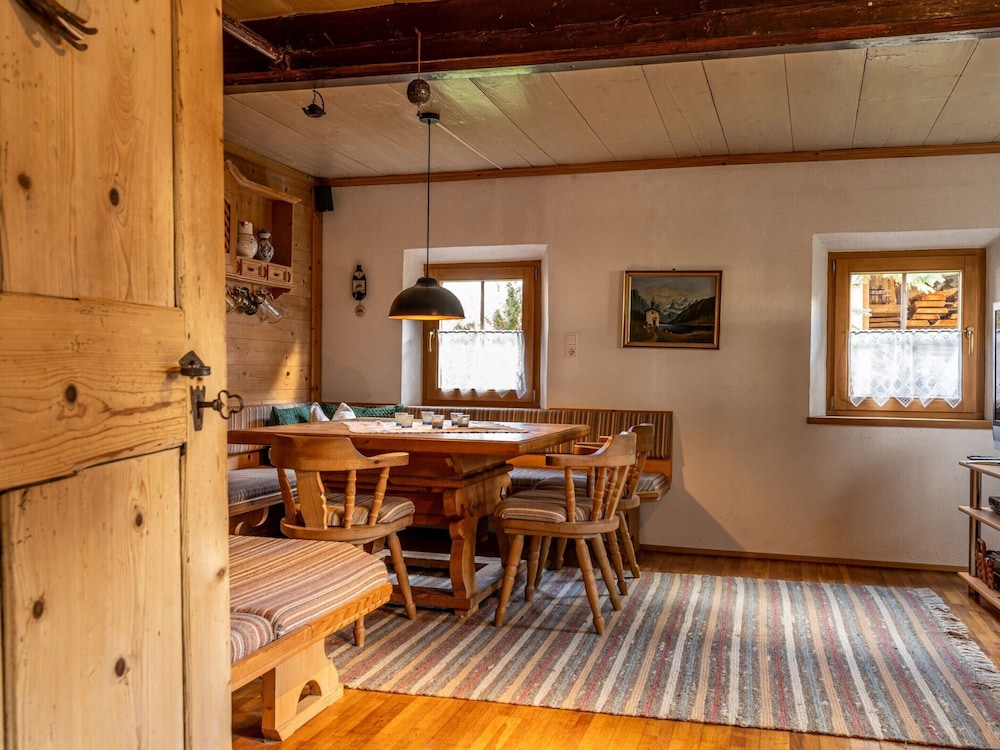 Historic Farmhouse: 200 Years old Meets new
