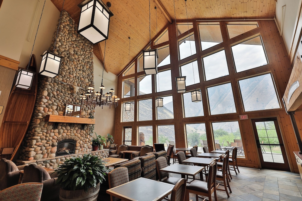Salmon Rapids Lodge